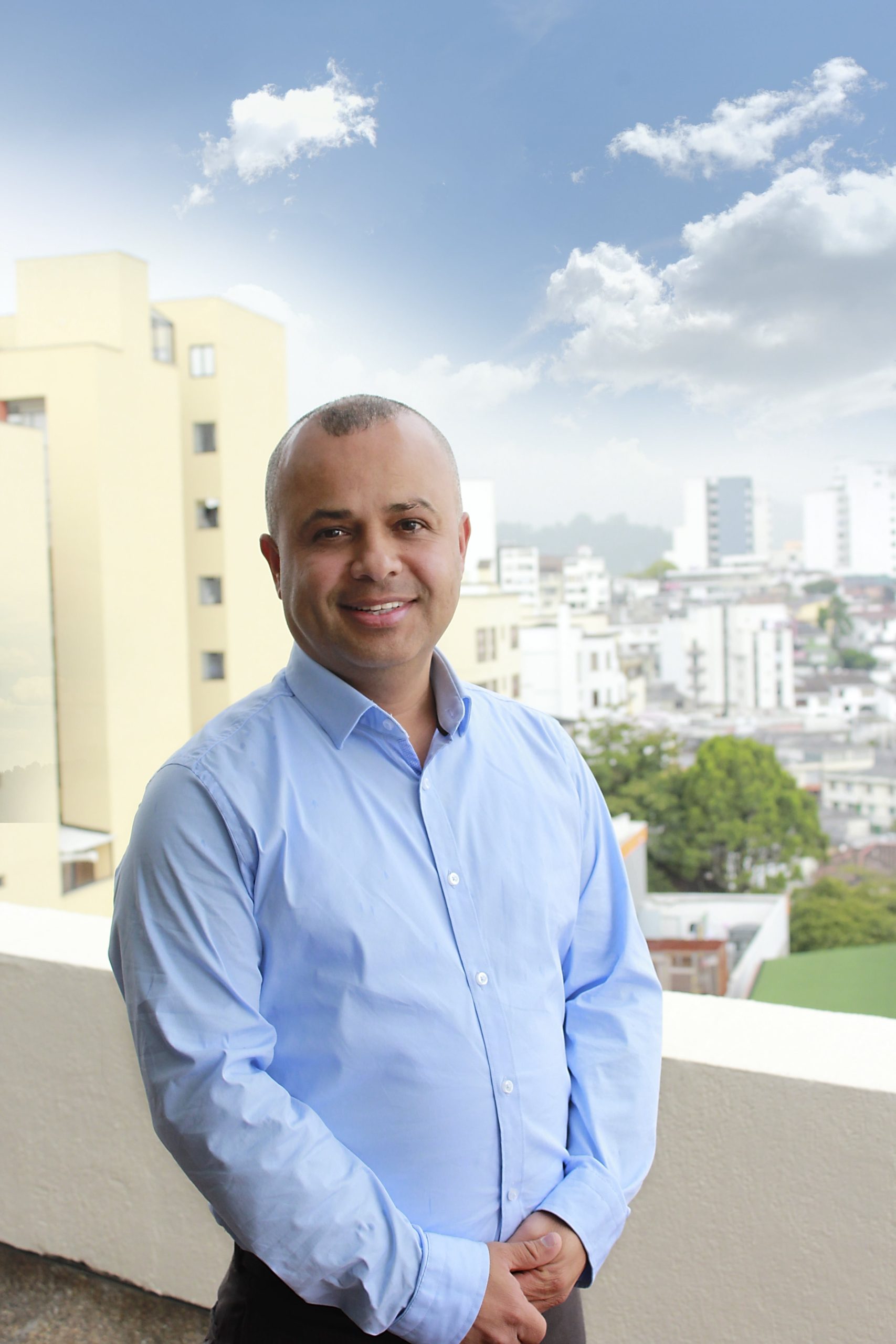 Gerente de confa con ciudad de fondo