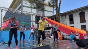 bailatón de colores Confa