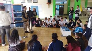 Niños. jóvenes y adultos reciben explicación sobre el museo rodante en Caldas