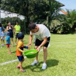 Niños jugando y realizando actividades deportivas