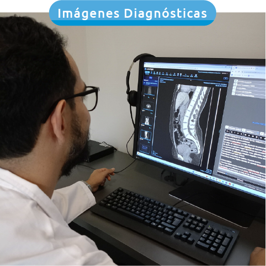 Imagen de médico mirando el computador con una radiografía. 