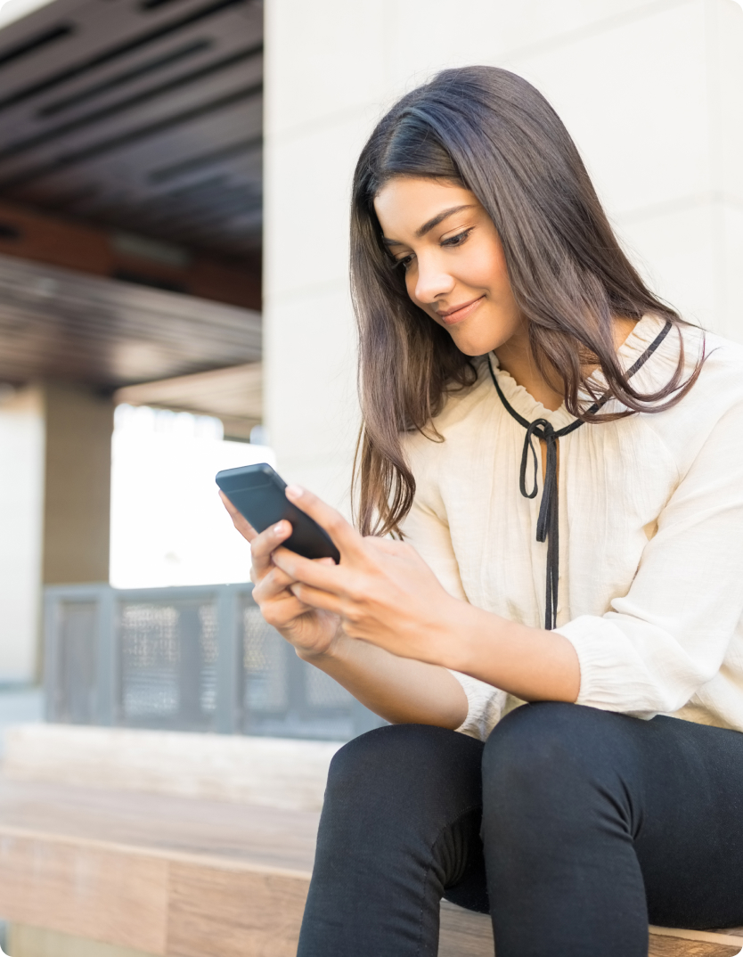 Mujer mirando el celular