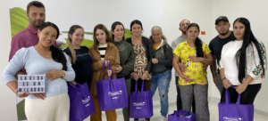Grupo de mujeres gestantes acompañadas por su familia, reciben el kit maternalmente