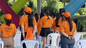 Mujeres jóvenes de pie