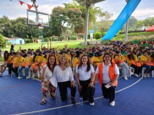 Jóvenes y adultos reunidos felices