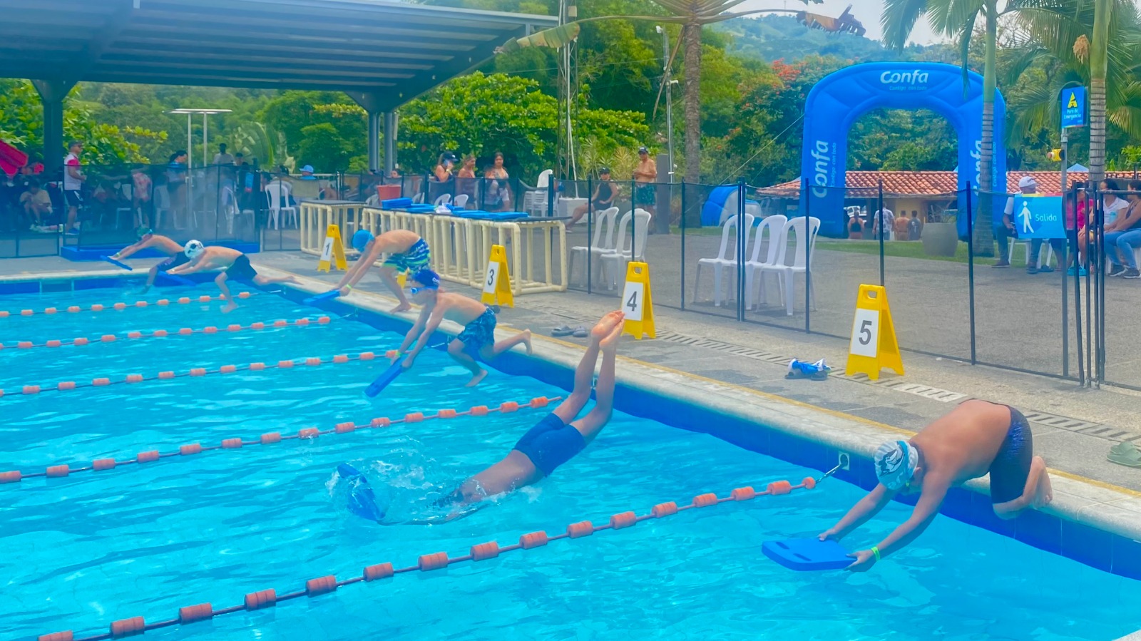 Personas en competencia de natación