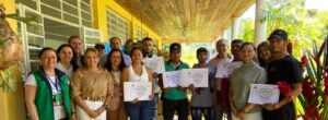 Grupo de personas reunidas con sus certificados de grado. Todos sonrien