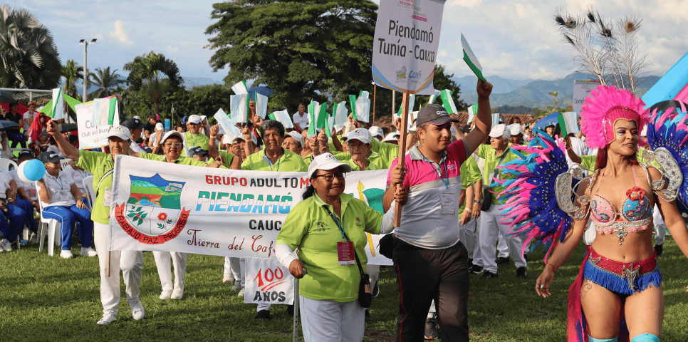 Desfile de grupo de adultos mayores