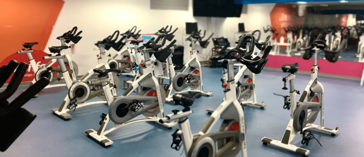 bicicletas estáticas en salón de gimnasio