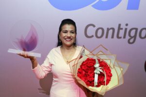 Mujer feliz con premio rosas. Primer puesto Mujer Confa 2024 - 2025