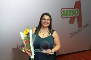 Mujer feliz con premio. Tercer puesto del Premio Mujer Confa