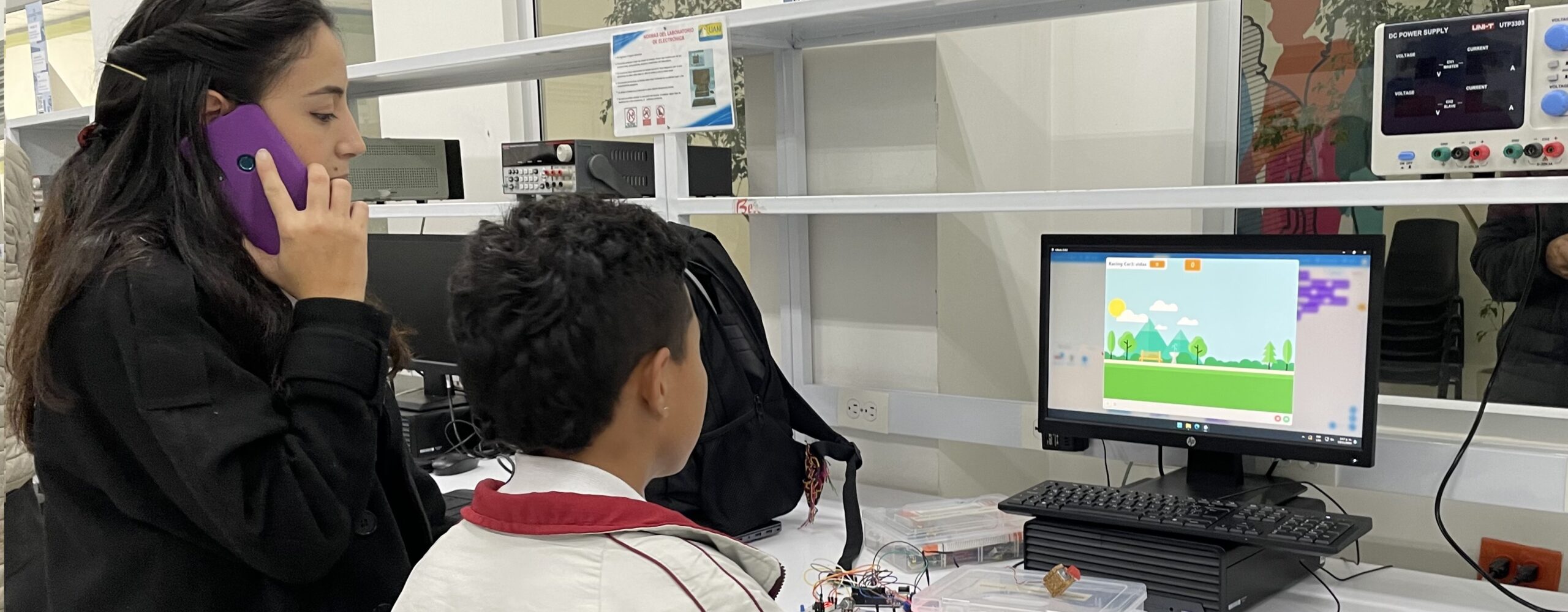 Mujer y niño frente a un computador