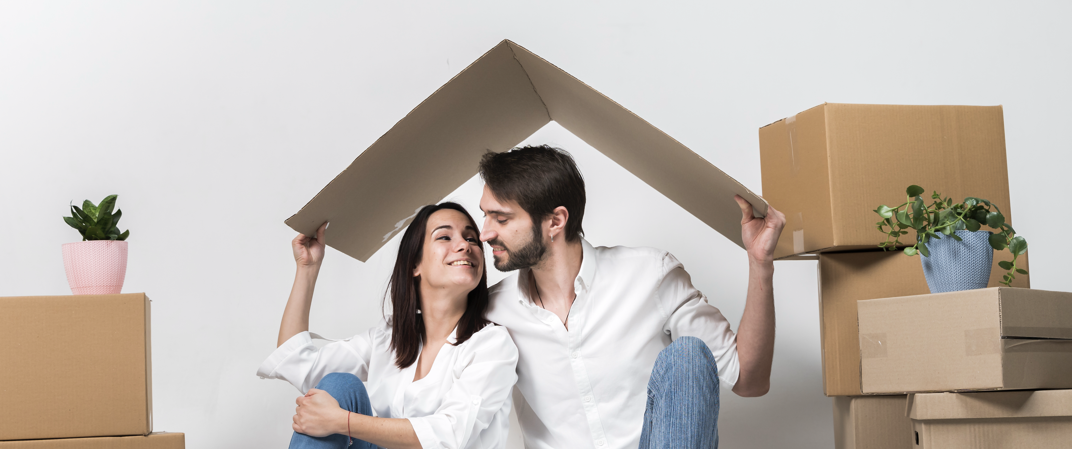 Familia feliz debajo de un techo, tipo vivienda