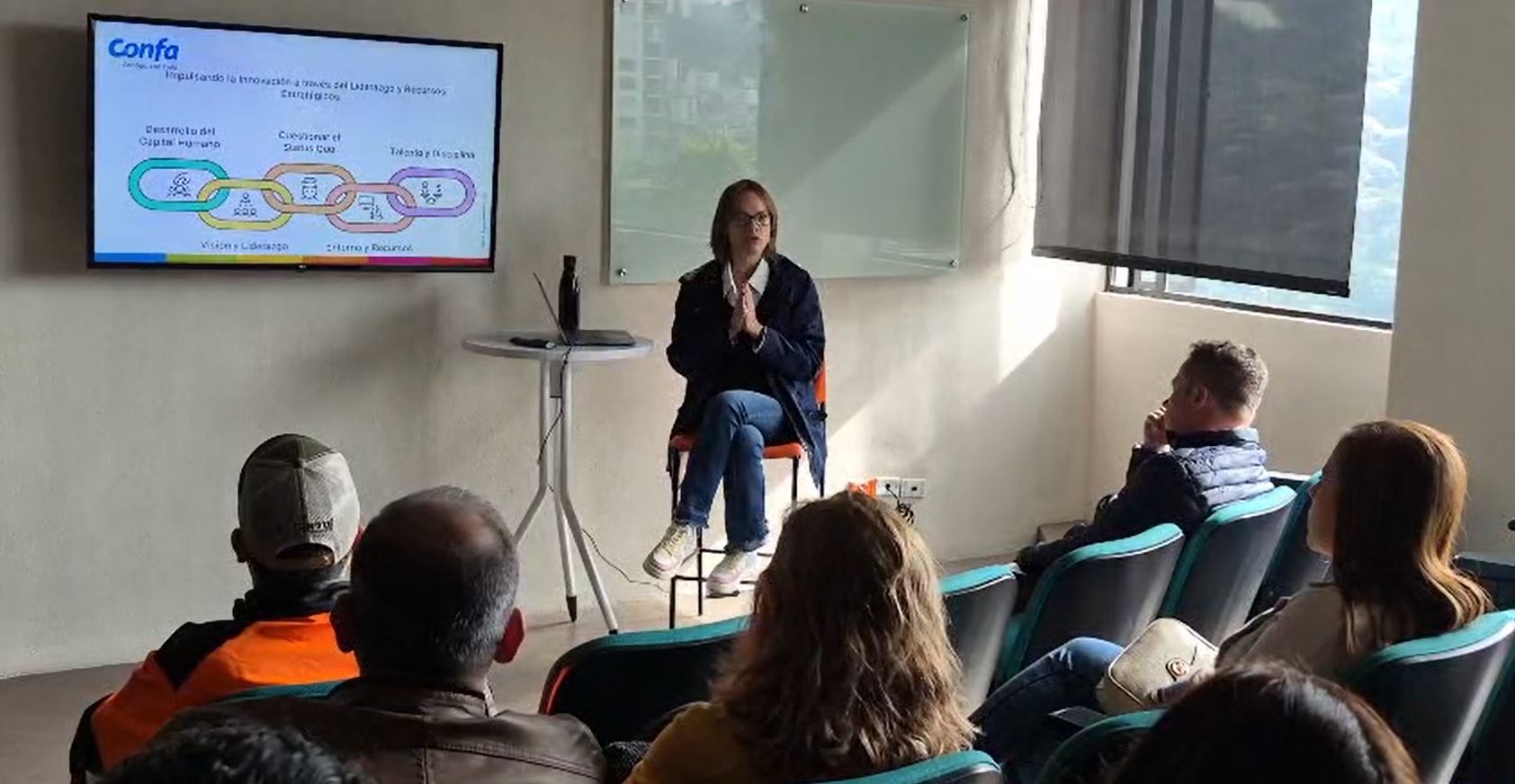 Personas recibiendo una capacitacion acerca de compras