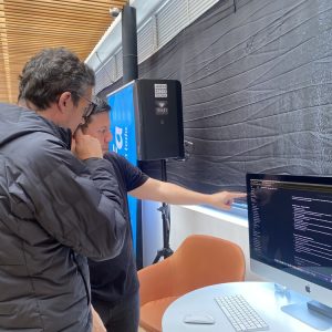 Explicación a empresario sobre una pantalla. Confa D-IA.