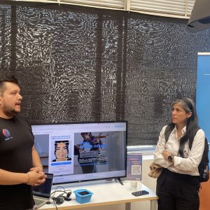 Personas empresarias colocan cuidado al expositor