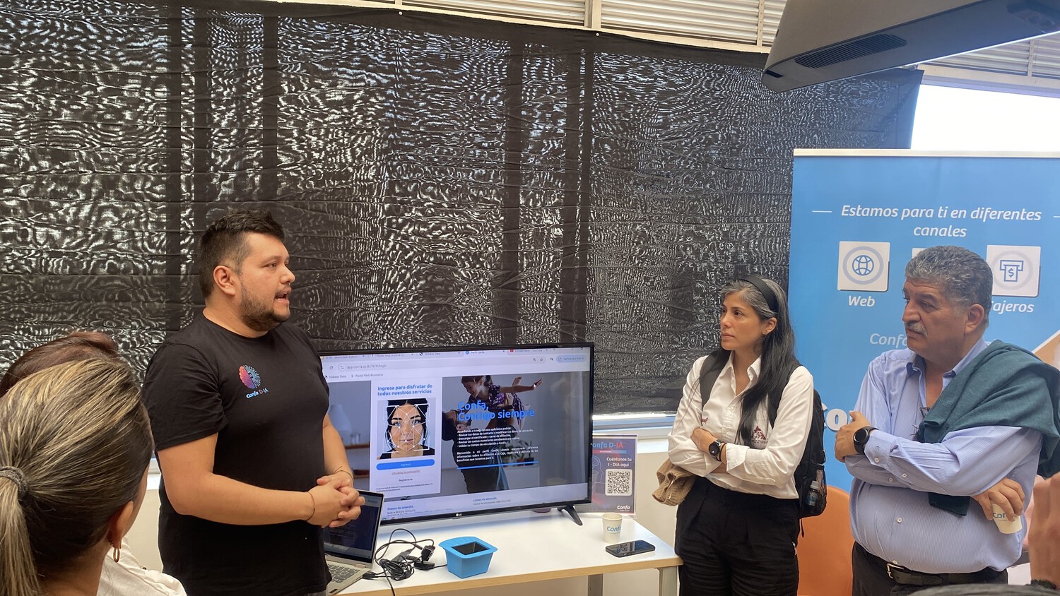 Personas empresarias colocan cuidado al expositor