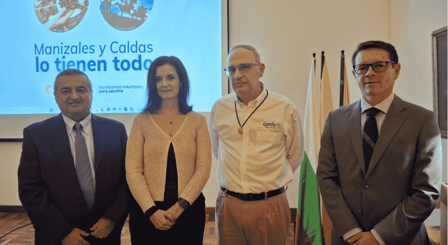 Grupo de personas reunidas. Medalla al mérito.