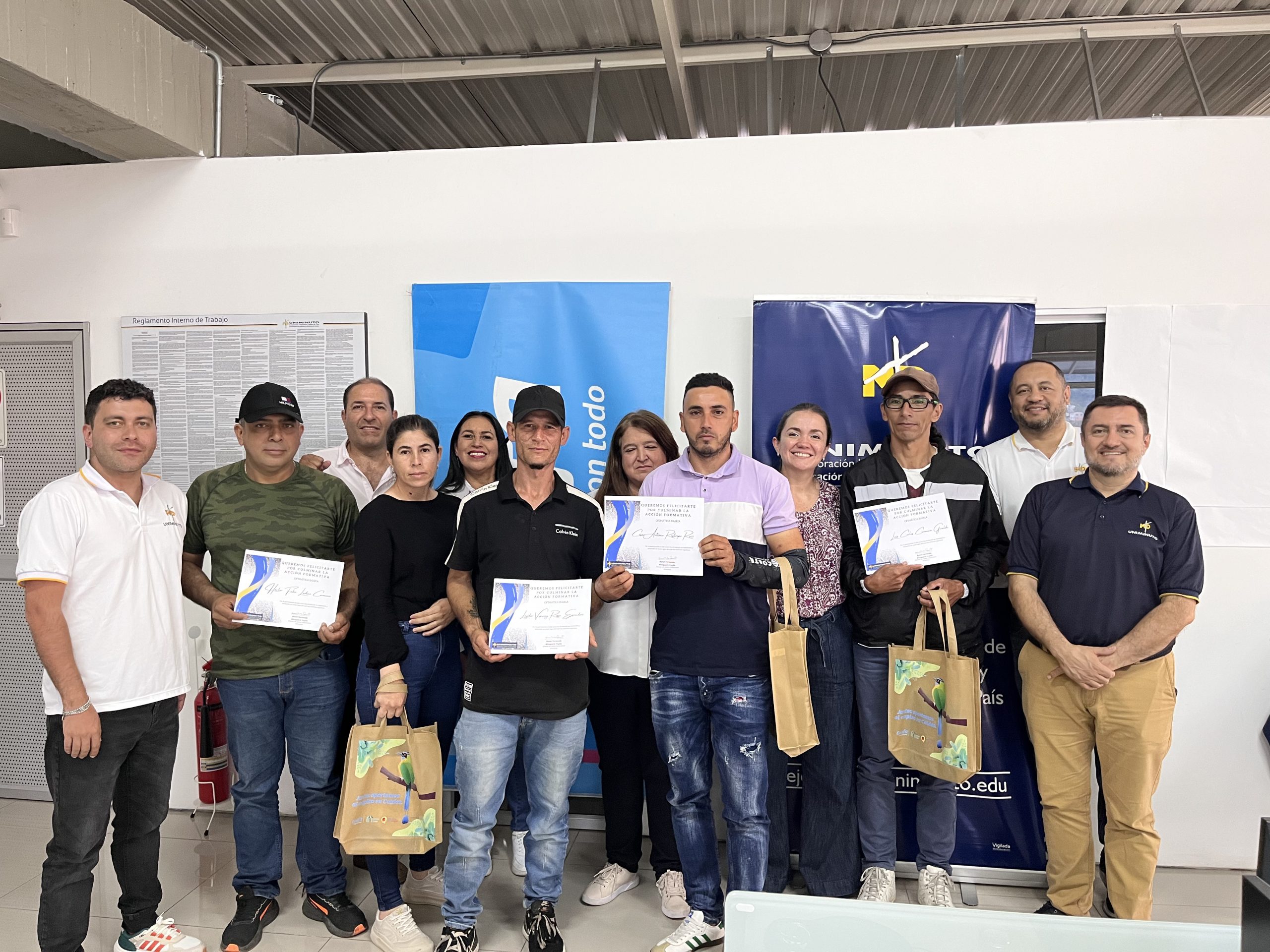 Grupo de personas con un certificado por culminar el programa de formacion de trabajadores