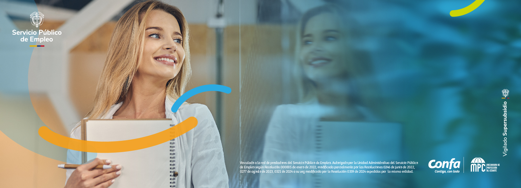 Mujer sonriente de cabello color claro con una libreta en su mano