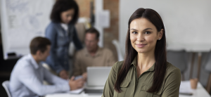 Mujer elegante sonriendo a la camara