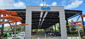 Parqueadero Confa con paneles solares sostenibilidad confa
