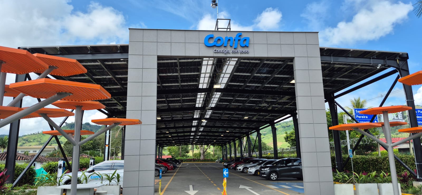 Parqueadero Confa con paneles solares sostenibilidad confa