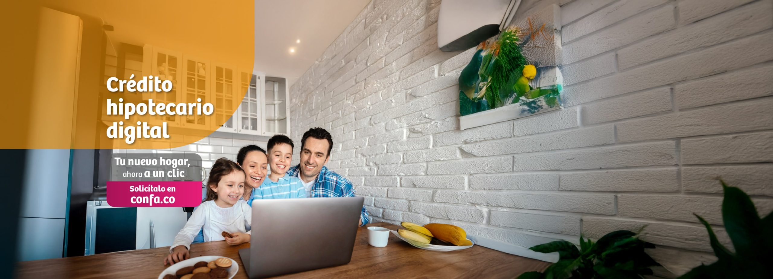 Familia de dos adultos y dos ninos frente a un computador