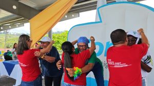 Personas mayores celebrando las medallas recibidas en los Juegos de Adultos Mayores de Confa