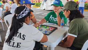 Grupo de mujeres mayores jugando parqués en los Juegos de Adultos Mayores de Confa