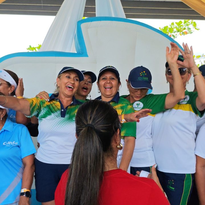 Grupo de mujeres sonriendo en premiación de un evento