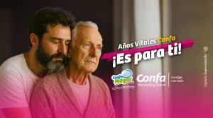 Familiar acompañando a adulto mayor