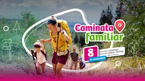 Familia camina por un sendero y se divierte