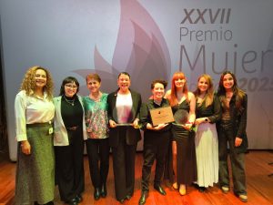 Mujeres sonrien posan con premio