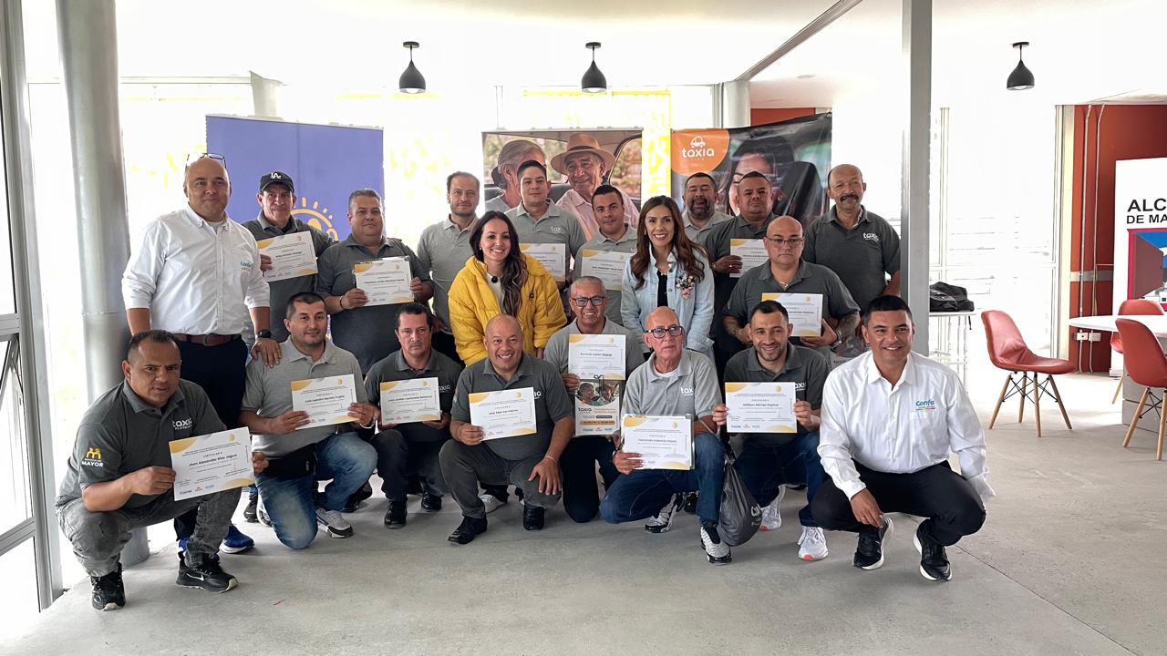 Grupo de personas se certifican como conductores de Taxia Pleateado
