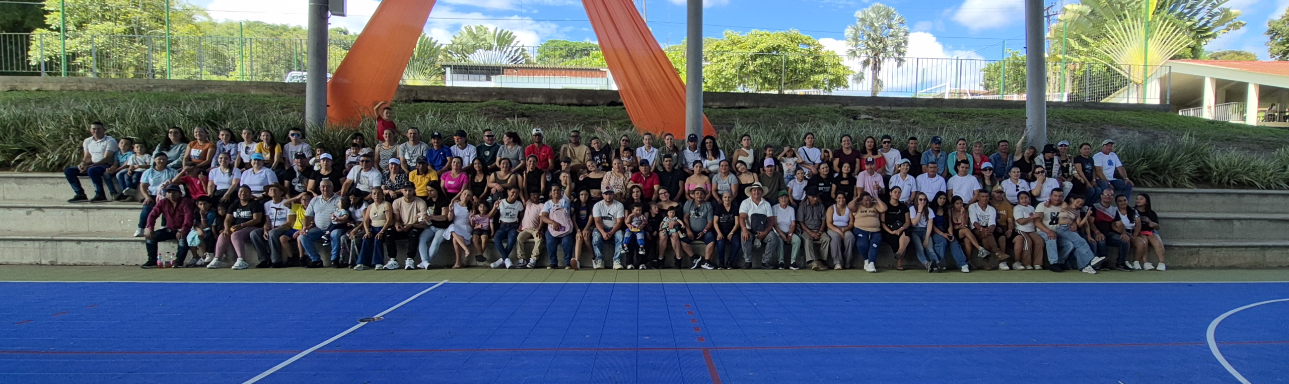 Personas posan en foto felices porque hacen parte de Confamilias