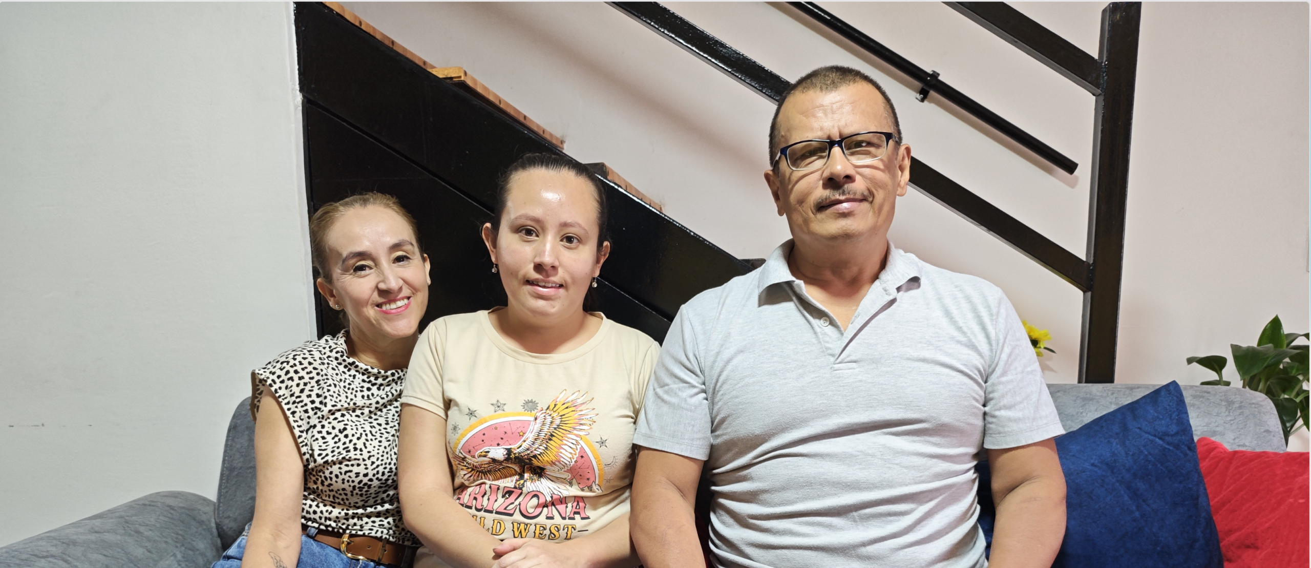 Familia feliz, sonrié y comparte en su sala