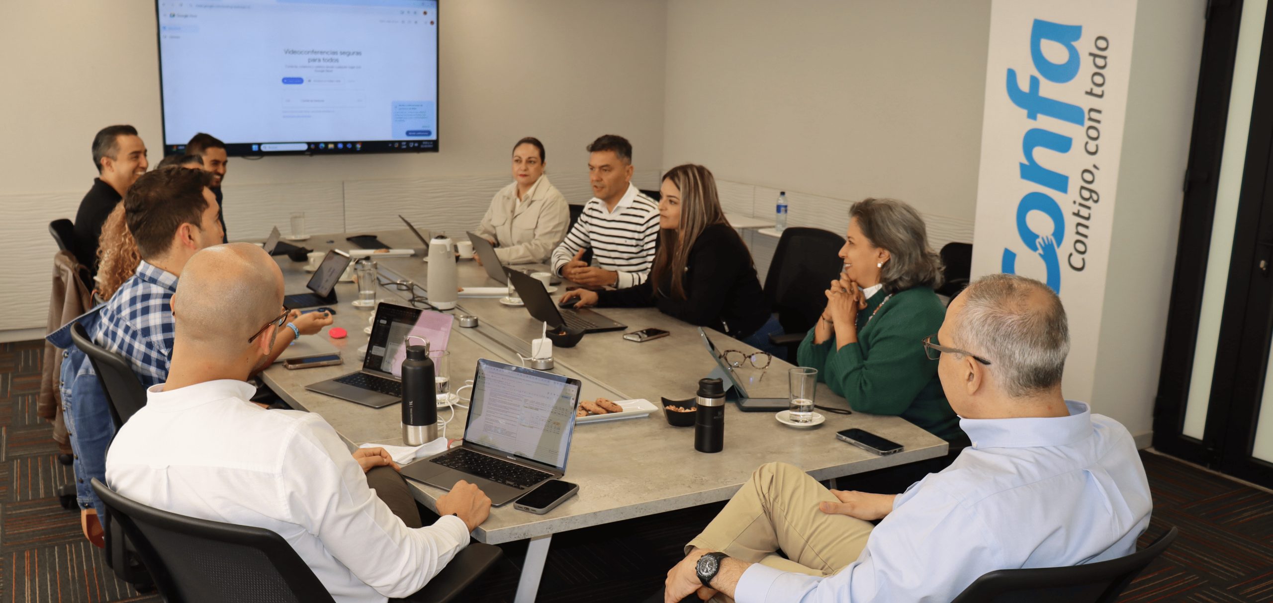 Gerentes en reunión en sala de juntas