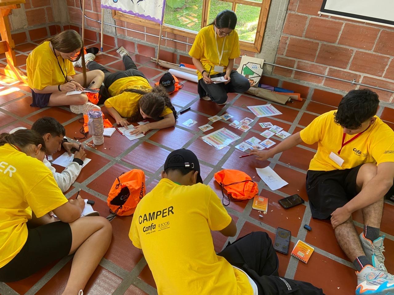 Jóvenes disfrutan aprender inglés