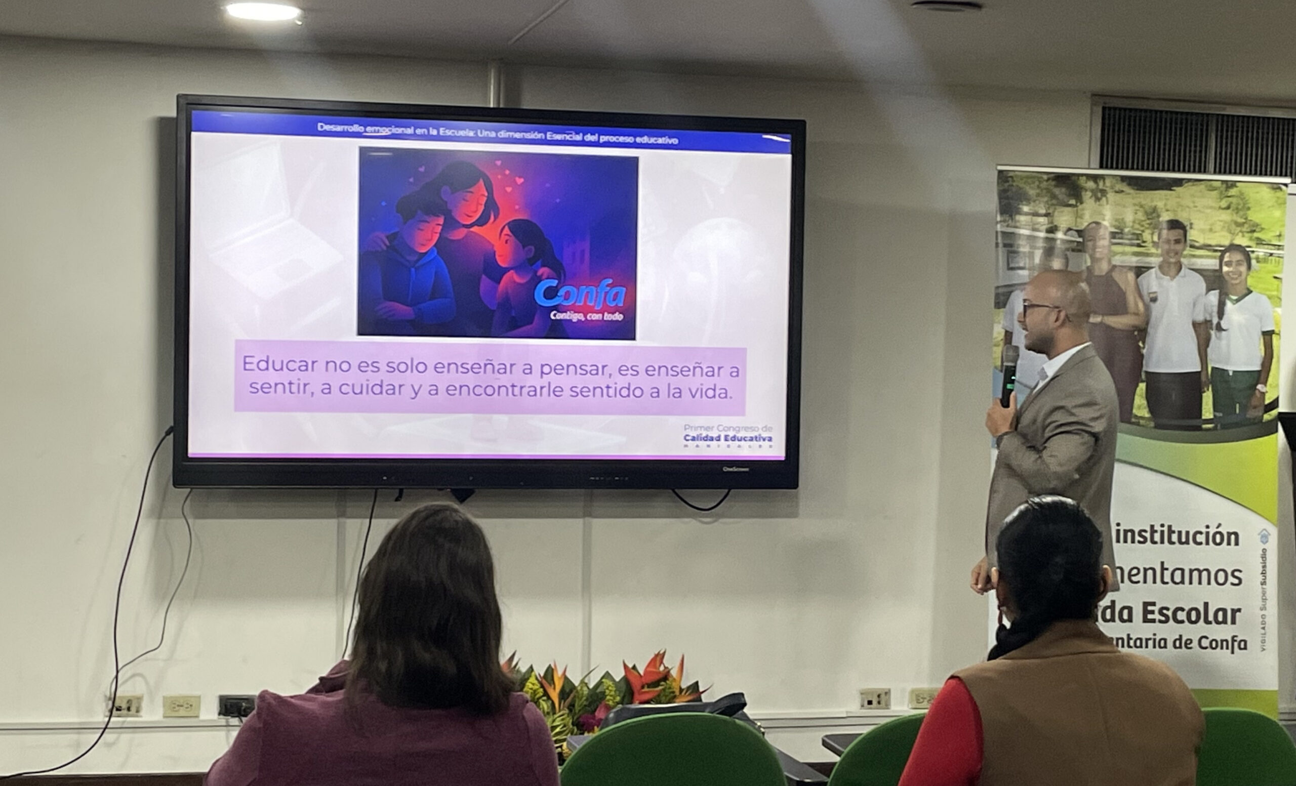 Un hombre da una conferencia sobre Influencia tu vida de Confa