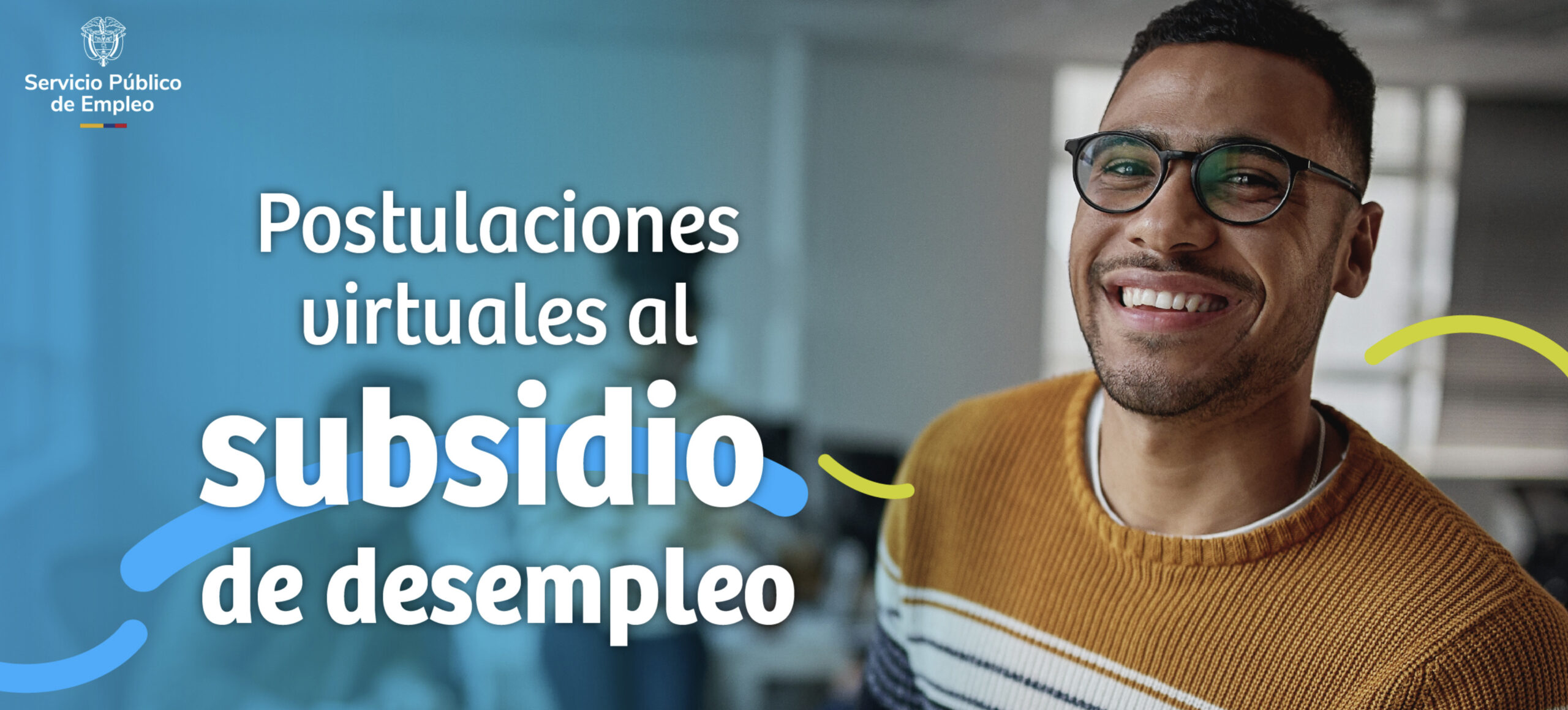 Persona sonrié porque se está postulando al subsidio de desempleo de Confa