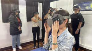 Personas disfrutan de la experiencia inmersiva de Van Gogh en Confa