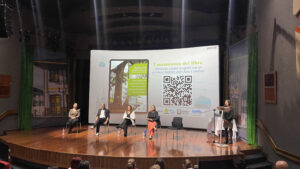 Personas presentan el ibro Manizales ciudad amigable con personas mayores