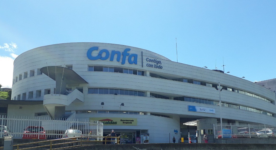 Fachada sede San Marcel, edificio grande blanco con algunos avisos alusivos a Confa