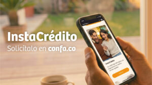 Se ven dos manos con un celular en ellas, en la pantalla se ve la imagen de instacrédito y un texto que lo compaña como respaldo del mismo nombre del servicio.