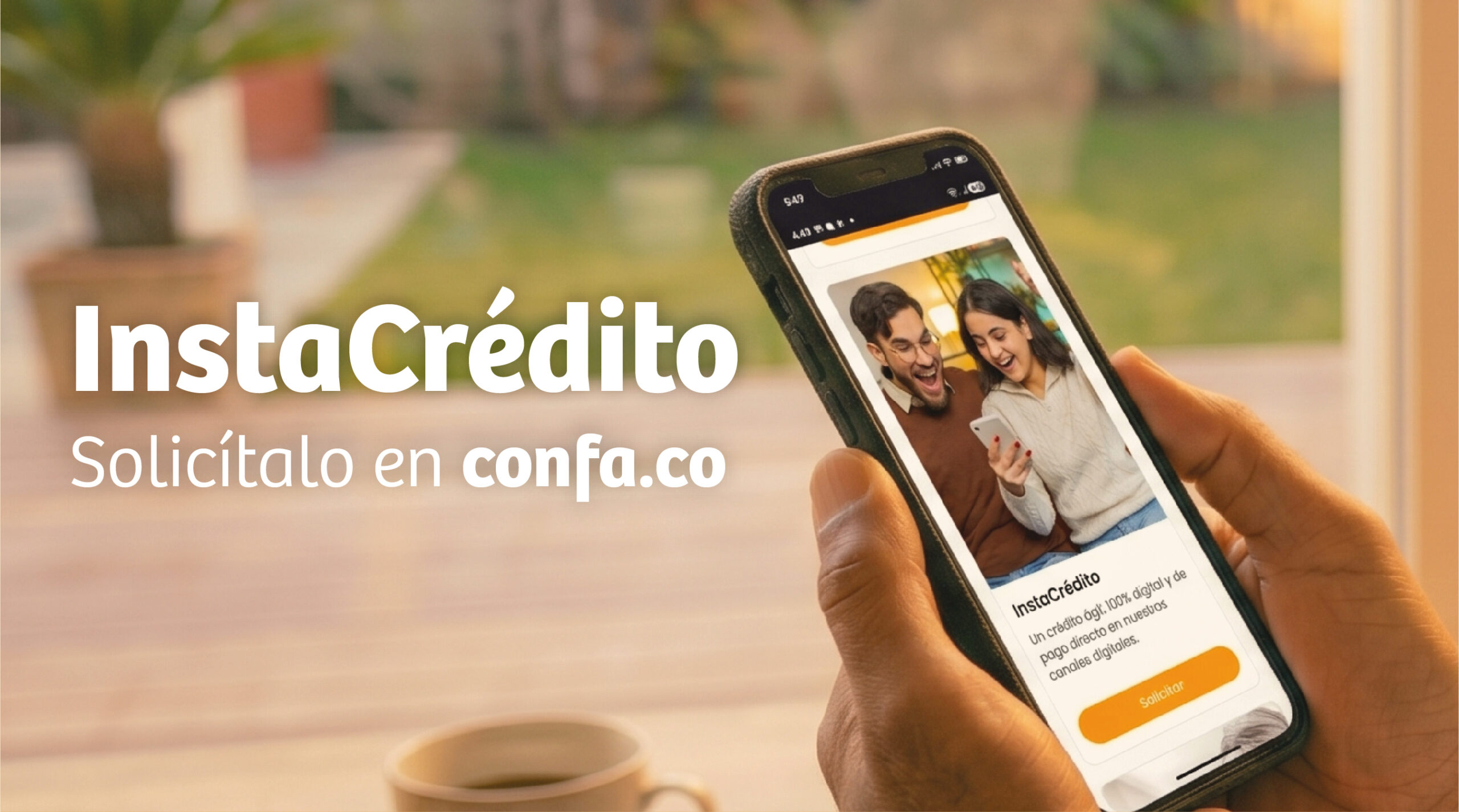Se ven dos manos con un celular en ellas, en la pantalla se ve la imagen de instacrédito y un texto que lo compaña como respaldo del mismo nombre del servicio.