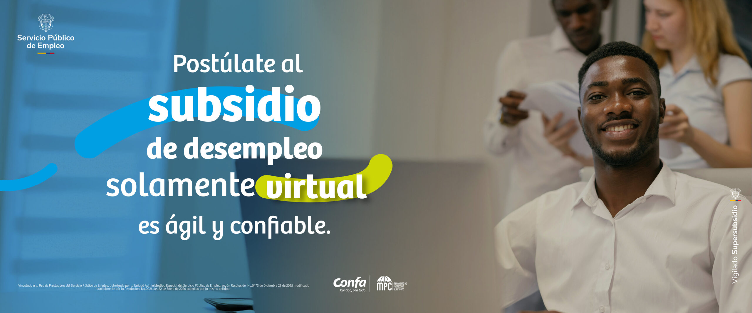 Hombre feliz, sonríe porque es beneficiario del subsidio de desempleo