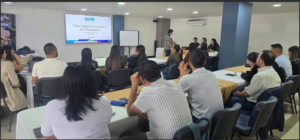Grupo de personas en capacitación