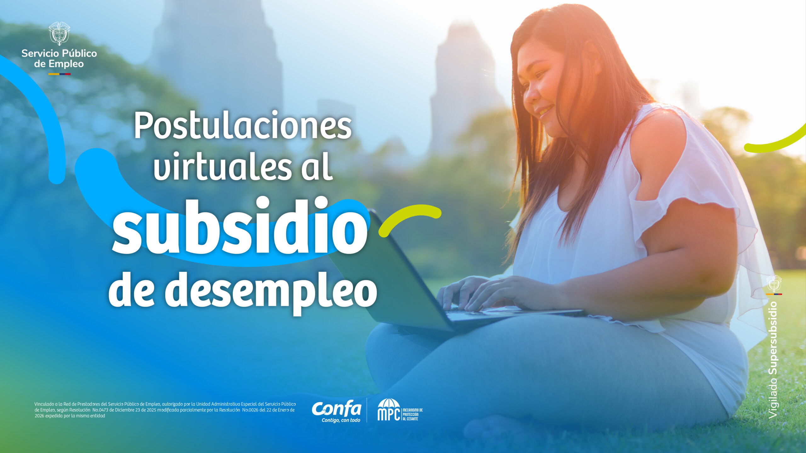 Mujer se postula al subsidio de desempleo a través de su computador