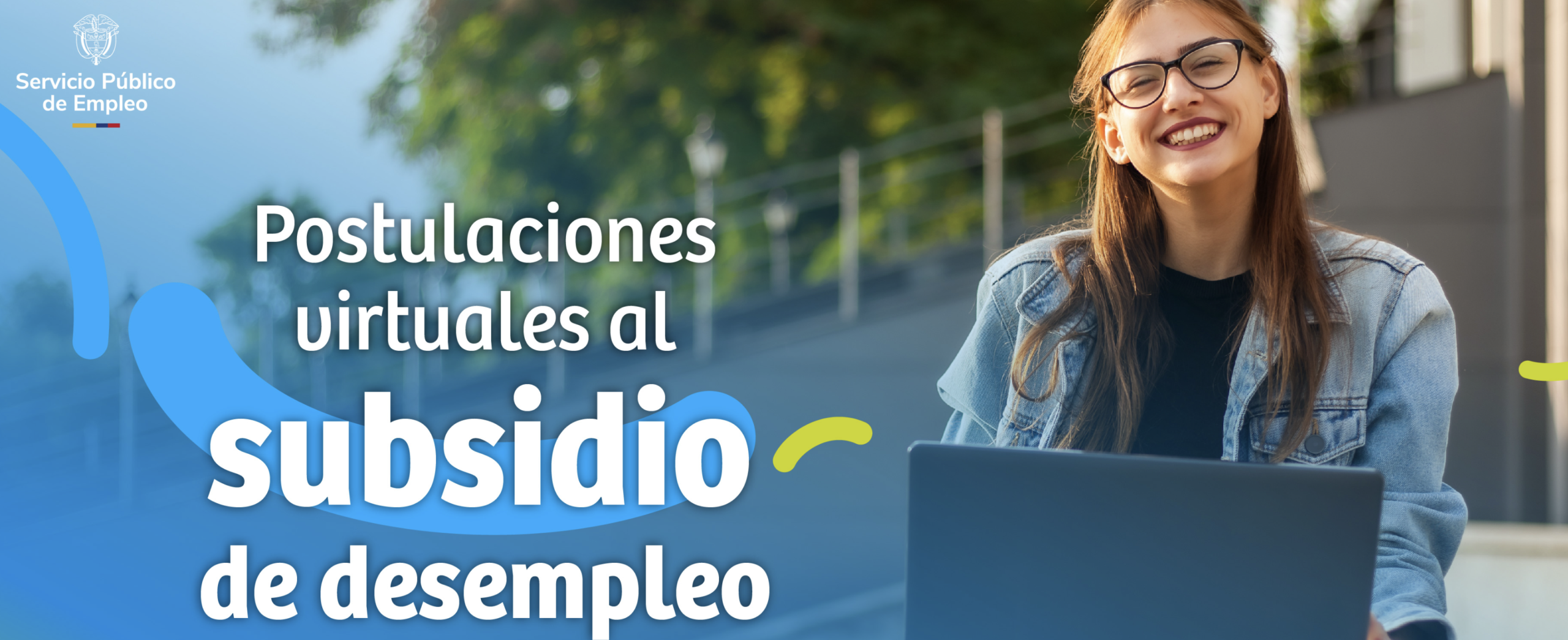 Mujer sonrié porque se postuló al subsidio de desempleo